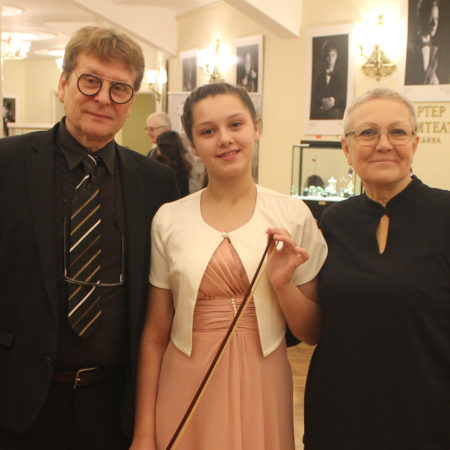 А.&nbsp;Карбонар и Э.&nbsp;Коновалова на вручении скрипки