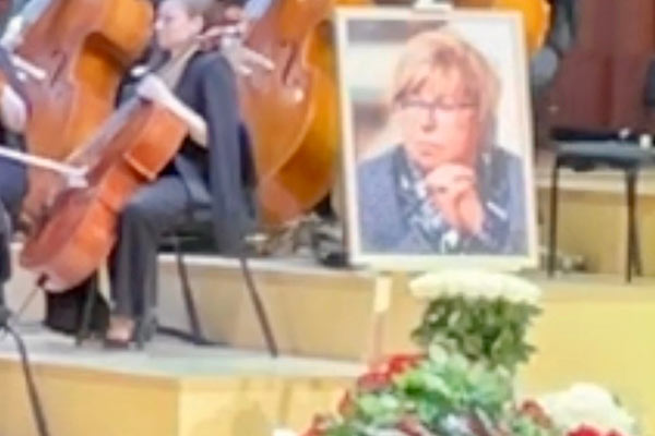 Уходя со&nbsp;сцены, каждый музыкант все подаренные цветы складывал к&nbsp;подножию&nbsp;ЕЁ портрета